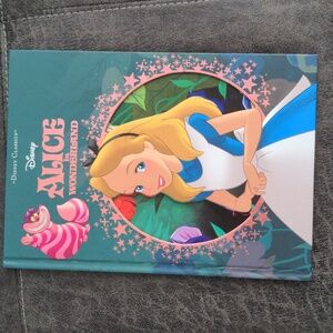 Disney Classics Alice in Wonderland Beautiful Picture Book Hardcover Cut Out 🍄
